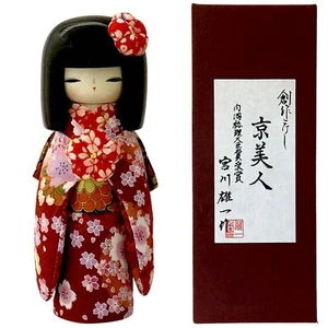 Handgefertigte Kokeshi Puppe "Kyo Bijin" roter Kimono von Yuichi Miyagawa PMAward Japan - Bild 1 von 2
