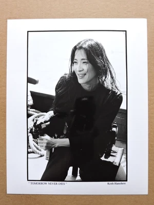 Foto de retrato de Michelle Yeoh con una pistola 1997 Tomorrow Never Dies - James Bond 3 Foto 1 de 2