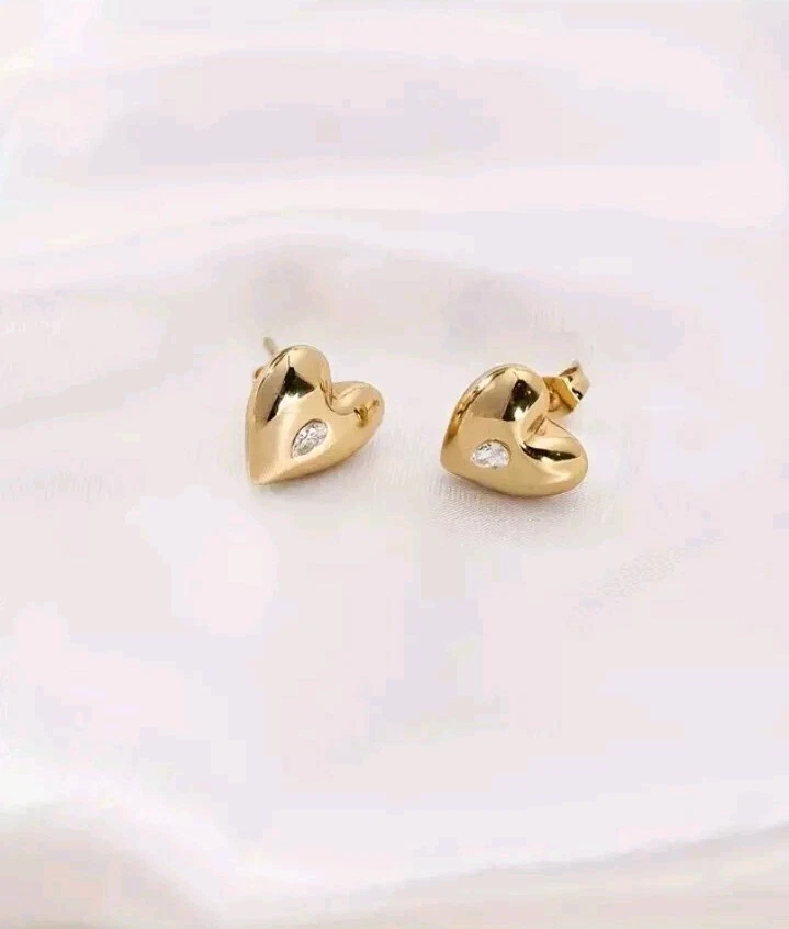 Pendientes De Boton Corazón Para Mujeres  Acero Inoxidable Chapado En Oro 18k - Image 1 of 2