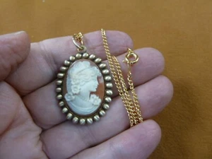 C1316-5 Handarbeit Frau mit Locken orange Muschel oval Kamee auf Messing Pin Anhänger - Bild 1 von 1