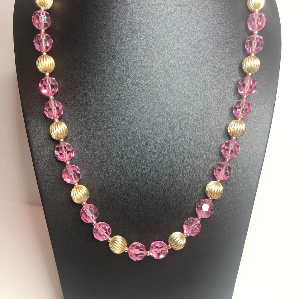 "Collar Napier 196 cuentas con textura tono dorado cuentas facetadas de vidrio rosa 22"" de colección" Foto 1 de 2
