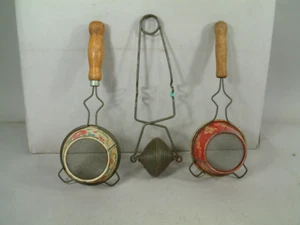 Vintage selten Seifensparer Küchenutensilien gefedert + zwei Emaille-Sieb WOW - Bild 1 von 15