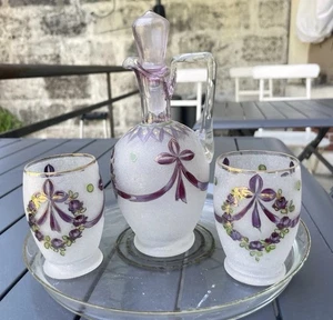 Service de Nuit Carafe & 2 Verres Verre Givré émaillé Ruban Couronne de Fleurs - Picture 1 of 9
