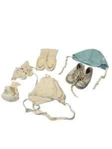 Lote de zapatillas vintage de bebé zapatos gorros - Imagen 1 de 4