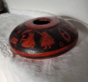 ancienne boite  pot  vase en bois peint  laque rouge et noire  scène de vie INDE