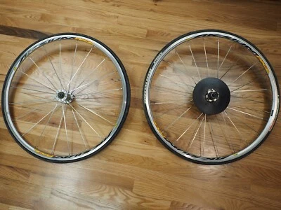 Juego de ruedas cubierta Mavic Aksium Race 700c Shimano 9-11sp neumáticos negros bolsa de ruedas. Foto 1 de 4