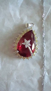 NEU ~ rote Birne Träne CZ Anhänger mit Blume Akzent ~ mit 18' Halskette - Bild 1 von 6