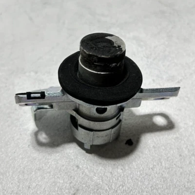 TOYOTA CAMRY 2018 - 2024 TAMPA TRASEIRA PORTA-MALAS TAMPA TRAVA CILINDRO DE BLOQUEIO FABRICANTE DE EQUIPAMENTO ORIGINAL - Imagem 1 de 4