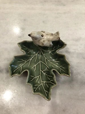 Plato de baratija de cerámica Bird On Leaf creativo cooperativo envejecido Cottagecore rústico Foto 1 de 4