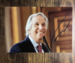 Henry Winkler signiertes 4x6 Foto „The Fonz“ - „Here Comes The Boom“ - Bild 1 von 2