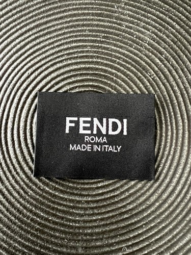Etichetta vestiti Fendi grande