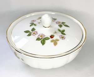 Vintage Wedgwood England Wild Strawberry Sugar Bowl Powder Puff Bowl Gold Trim - Picture 1 of 7
