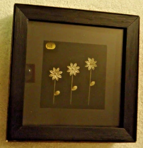 Flores de metal dorado Padideh Art en marco y caja de 7,75"x7,75" - Imagen 1 de 4