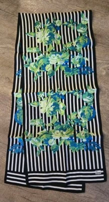 Cachecol de seda listrado preto e branco marca mel com verde, folhas turquesa, flores - Imagem 1 de 3