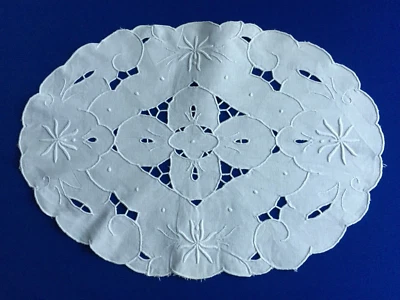 ancien napperon ovale lin blanc brodé festonné et brodé  main : 39 X 28 cm - Photo 1/2