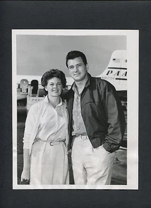 ROCK HUDSON + ESPOSA PHYLLIS GATES SALIDA PARA LUNA DE MIEL - 1955 PUBLICIDAD SINCERA - Imagen 1 de 2