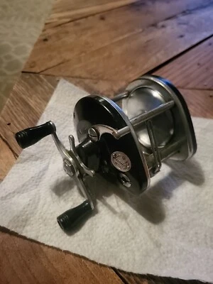 Carrete de baitcasting de agua salada - Ocean City 925 EE. UU. - Probado bueno totalmente funcional Foto 1 de 4