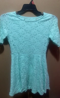 VESTIDO PRIMAVERA KIRRA VERDE GRANDE MANGA CORTA ENCAJE Foto 1 de 4