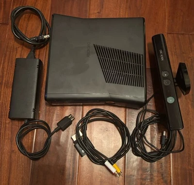 Consola Microsoft Xbox 360 S 4GB - Negra (1439) Barra Kinect, Cable de Alimentación y AV Foto 1 de 4