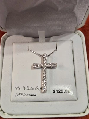 Nuevo en caja Colgante Cruz de Plata de Ley con Diamante y Zafiro Blanco Creado en Laboratorio. Foto 1 de 3