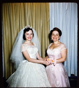Bride and mother - June 1957 WEDDING Stereo Realist 3D slide #1413 - Picture 1 of 3