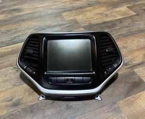 PANTALLA DE NAVEGACIÓN JEEP CHEROKEE 8.4 RA4 14-17 CON MONITOR DE CÓDIGO CON BISEL - Imagen 1 de 5