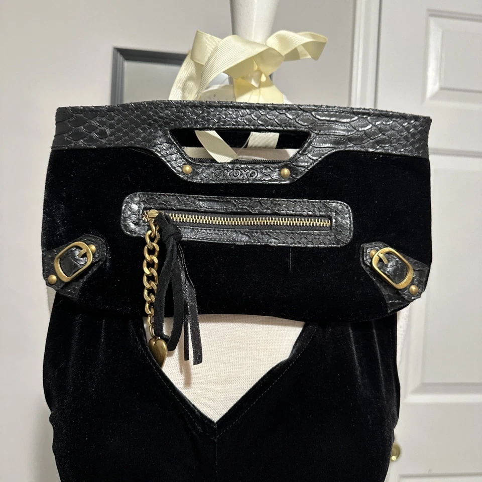 Bolso de mano XOXO para mujer negro de terciopelo de felpa con detalles de imitación de cocodrilo Foto 1 de 4