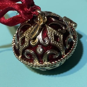 Medallón colgante 2008 tono dorado caja adorno esmalte rojo cristal firmado monet - Imagen 1 de 8