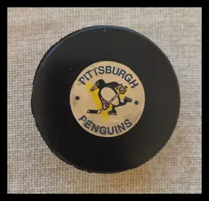 1977 INLAID CENTERED HQ PRODUCTION PITTSBURGH PENGUINS CREST VICEROY HOCKEY PUCK - Picture 1 of 4