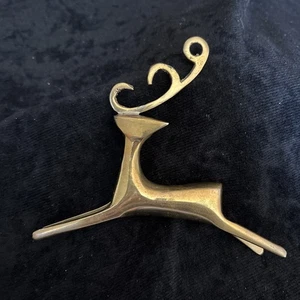 Adorno de Navidad vintage de reno volador saltando metal latón - Imagen 1 de 4