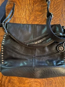 The Sak schwarz Kiesel Leder Klappe Crossbody Schulter Handtasche Motorrad Stil  - Bild 1 von 9