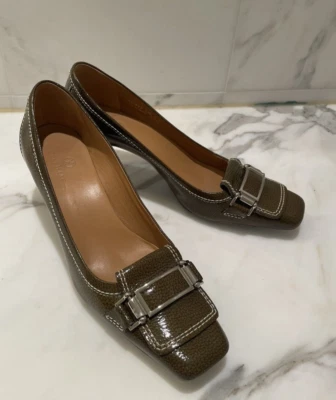 Zapatos para mujer Cole Haan usados en excelente estado charol verde oliva tacones de gatito talla 9 EE. UU. Foto 1 de 4