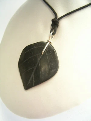 Ciondolo con Foglia in GIADA naturale e ARGENTO 925 - pendente pietra dura - - Immagine 1 di 3