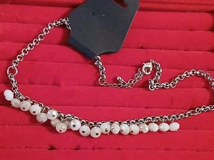 Silberfarbene und weiße Perlenkette Schauen Sie sich Fotos an Teil der Beschreibung  - Bild 1 von 7