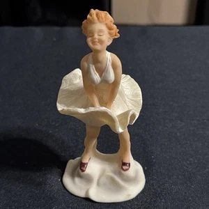 Statua statuina Marilyn Monroe insolita in resina alta 5,5" della collezione K’s - Foto 1 di 8
