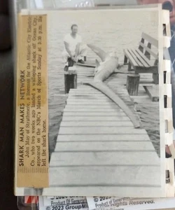 Vintage 4 Zoll x 3 Zoll Schnappschuss Foto identifizierter Mann mit 500 Pfund Hai & Zeitungsausschnitt - Bild 1 von 4