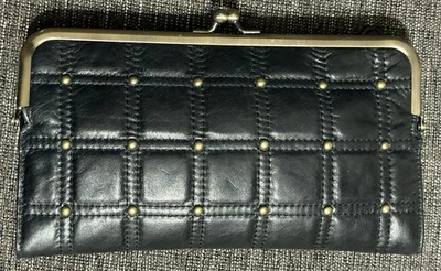 Bolso sin asas Nordstrom de cuero negro con bloqueo de beso con tachuelas y ranuras para tarjetas interiores Foto 1 de 4