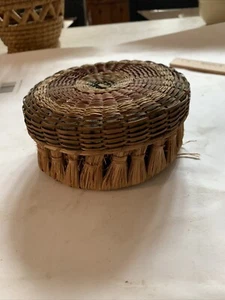 Handcrafted Seaweed Woven Basket With Cover - Picture 1 of 9