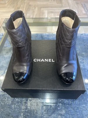 Chanel Botín Cuero Marrón Con Puntera de Charol Negro Tirar de Cuña Talla 40 Euro/ EE. UU. 10 Foto 1 de 4