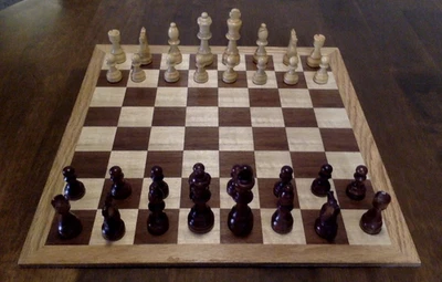 Tablero de ajedrez plegable plano de madera con juego de ajedrez de madera bases de fieltro excelente Foto 1 de 4