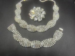 Juego de pulsera collar torcido diamantes de imitación vintage años 50 + broche - Imagen 1 de 10