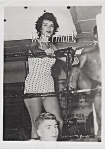 Fotos de mujeres de lucha libre de colección, impresión original en blanco y negro 5" x 7", raras - Imagen 1 de 2