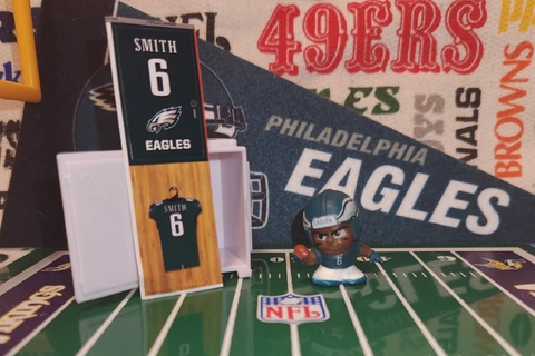 2022/2023 NFL Series 11 Teenymates Phil Eagles WR Devonta Smith figure/locker Cover