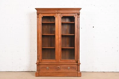 Herter Brothers 风格古董 Eastlake 维多利亚雕刻胡桃木书柜 — 第 1/4 张图片