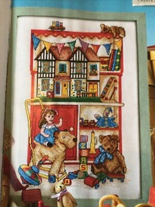 Kreuzstichkarte Kindergarten Spielzeug Schrank Probenahme Puppen Teddy Hundezug - Bild 1 von 1