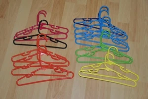 16 Kinder Kleiderbügel Kunststoff bunt 30 x 26,5 cm mit Rille unisex - Bild 1 von 3