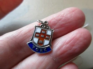 COLGANTE DE COLECCIÓN LLAVERO ESCUDO DE VIAJE ESCUDO DE PLATA ESTERLINA INGLESA DE COLECCIÓN ANTIGUO - Imagen 1 de 3