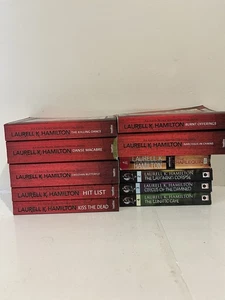 Laurell K Hamilton Anita Blake Paperback Books X11 Bundle Lot Headline - Imagen 1 de 3