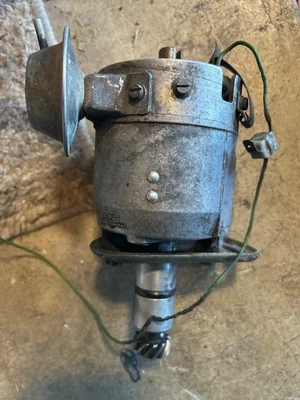 MERCEDES  W109 W108 W111 4.5 Bosch Ignition Distributor 0231401002 - Image 1 of 3