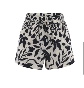 NWT Time and Tru XL 16-18 Women's Linen Blend Pull On Shorts White & Navy Floral - Picture 1 of 2